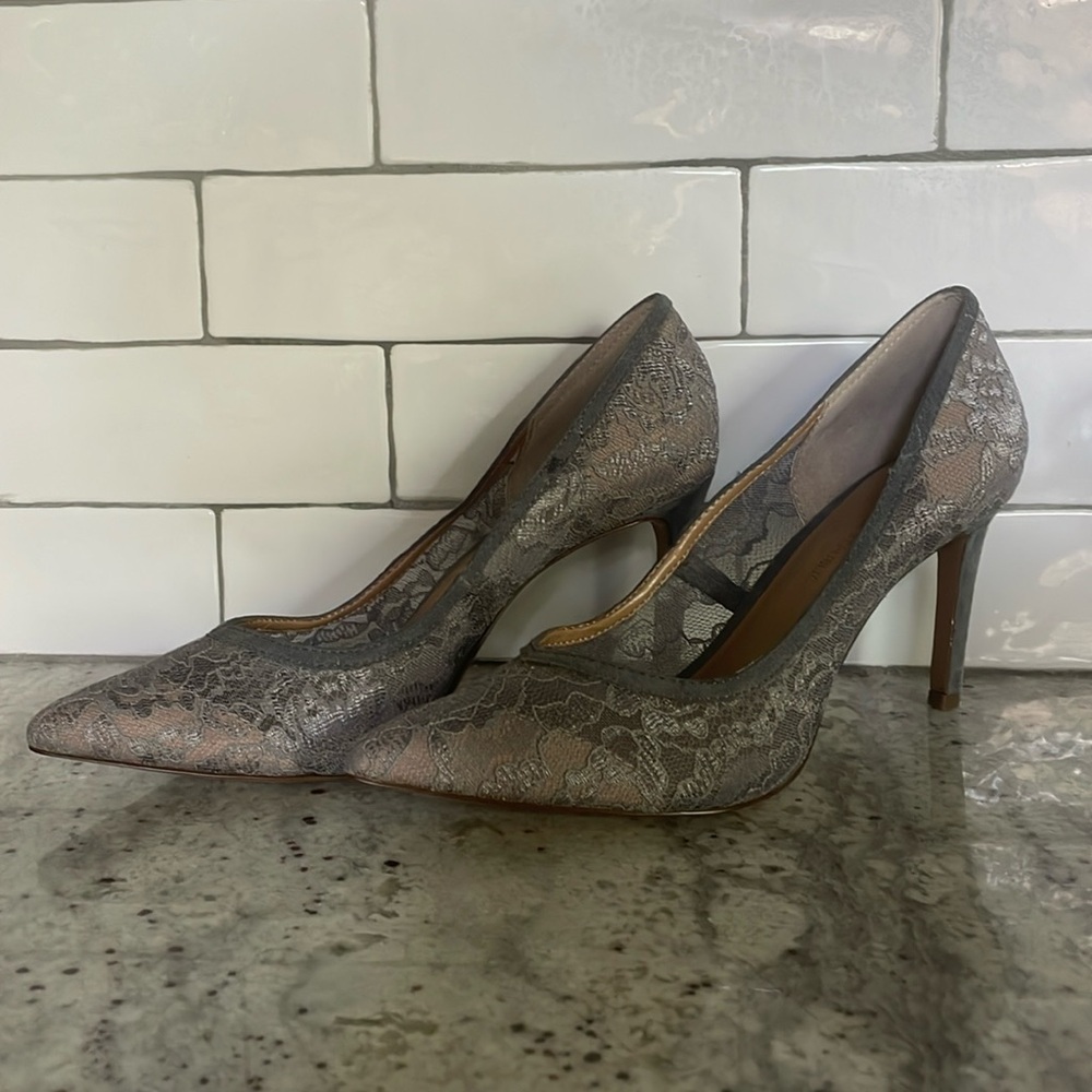 Elegant lace heels picked out especially for an evening at the gala. 🩶